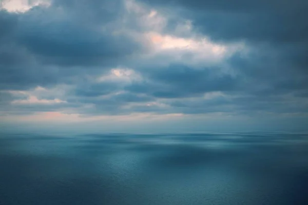 Ein Düsterer Himmel Über Einem Blauen Meer — Stockfoto