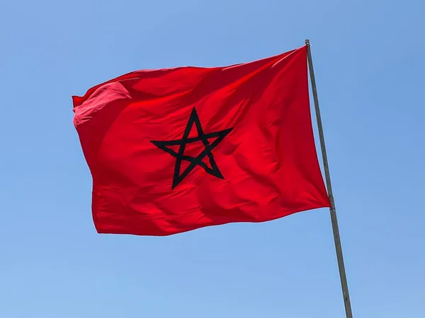 Marokkaanse Vlag Wapperend Met Blauwe Lucht Achtergrond — Stockfoto