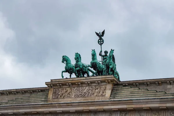 Nízký Úhel Záběru Berlín Brandenburger Tor Oblačným Nebem Pozadí — Stock fotografie