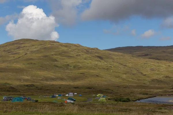 Skoçya Nın Skye Adası Dağlarındaki Gölün Kenarındaki Kamp Çadırları — Stok fotoğraf