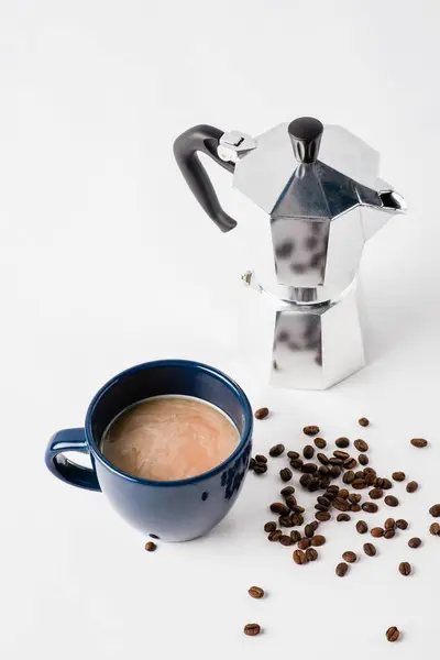 Vertikal Bild Kopp Kaffe Och Kaffebryggare Med Sina Bönor Bra — Stockfoto