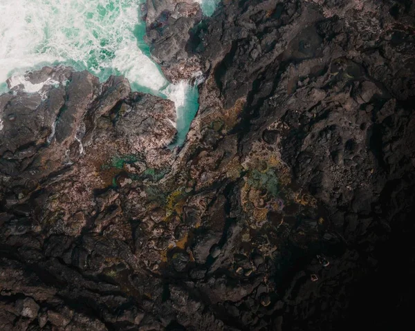 岩を砕く波の鳥の目の景色 — ストック写真