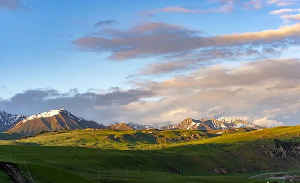 Paesaggio Campagna Con Campi Panoramici Montagne Sullo Sfondo — Foto Stock