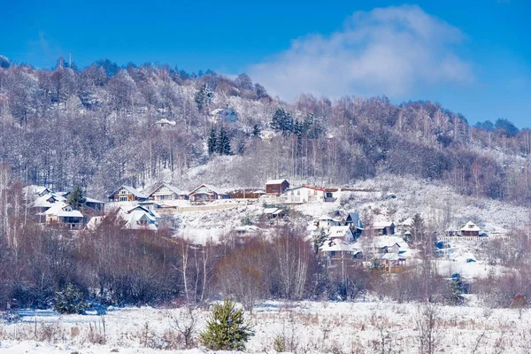 Ένα Όμορφο Χειμερινό Τοπίο Ενός Μικρού Χωριού Πάνω Στο Λόφο — Φωτογραφία Αρχείου