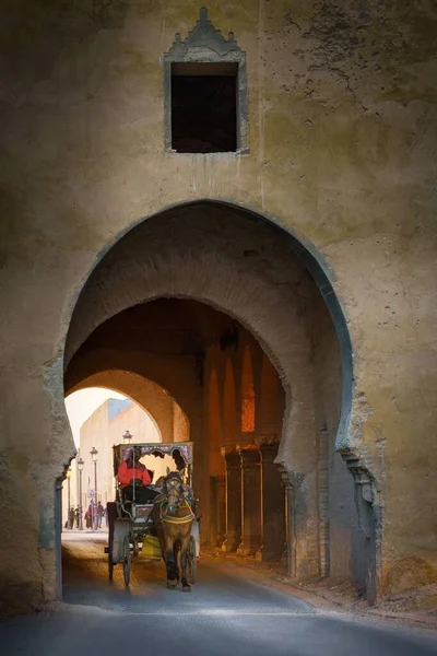 Meknes Şehir Kapısından Geçen Bir Arabasının Dikey Görüntüsü — Stok fotoğraf