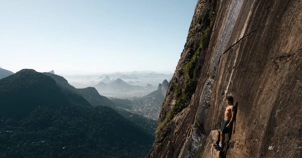 Primo Piano Uomo Che Rilassa Vicino Alle Montagne — Foto Stock