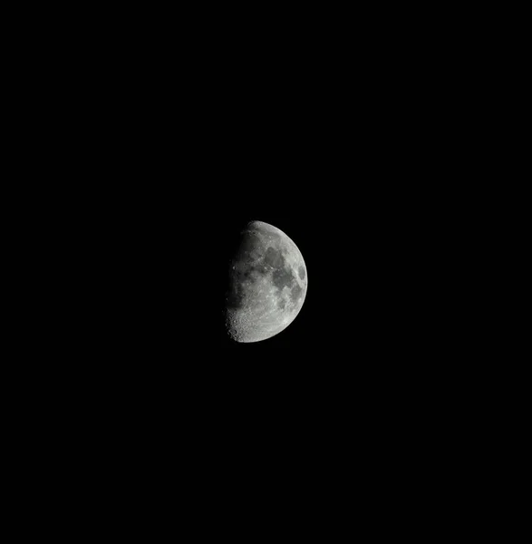 天空中一轮美丽的灰暗的月亮 — 图库照片