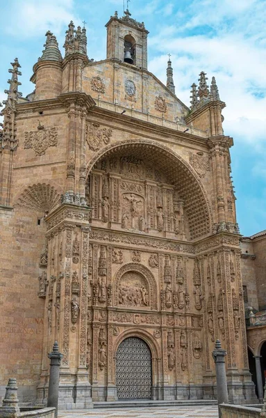 Μια Κάθετη Εικόνα Της Πρόσοψης Του Μοναστηριού Του San Esteban — Φωτογραφία Αρχείου