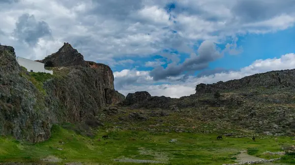 Красивый Пейзаж Скалистой Горы Облачным Небом — стоковое фото