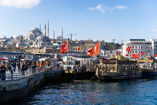 Lodě Vedle Galata Bridge Mešitou Suleymaniye Pozadí Istanbul Turecko — Stock fotografie