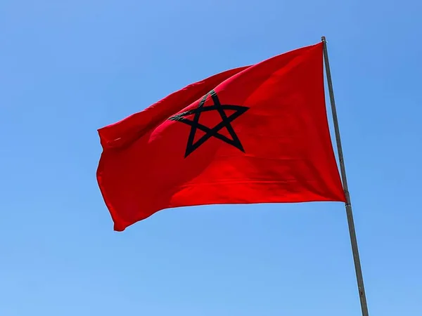 Bandeira Marroquina Balançando Com Céu Azul Fundo — Fotografia de Stock