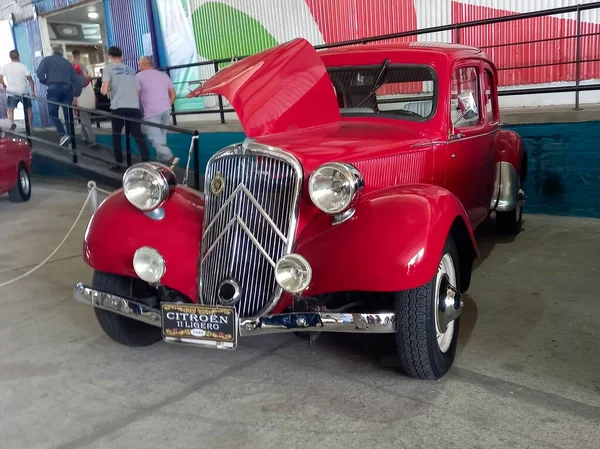 Vintage Rouge Élégant Citroën Traction Avant Legere Dans Une Cour — Photo