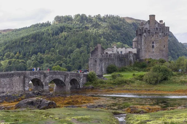 Castelo Eilean Donan Reino Unido Com Vegetação — Fotografia de Stock