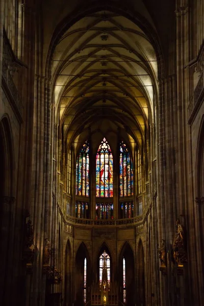 教会の内部の垂直ショット — ストック写真