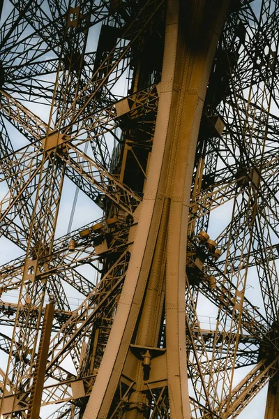 Een Verticaal Close Shot Van Paris Eiffel Tower Structure — Stockfoto