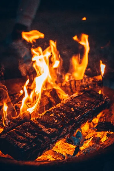 Vertical Shot Bonfire Burning Metallic Bowl Night — Stock Photo, Image