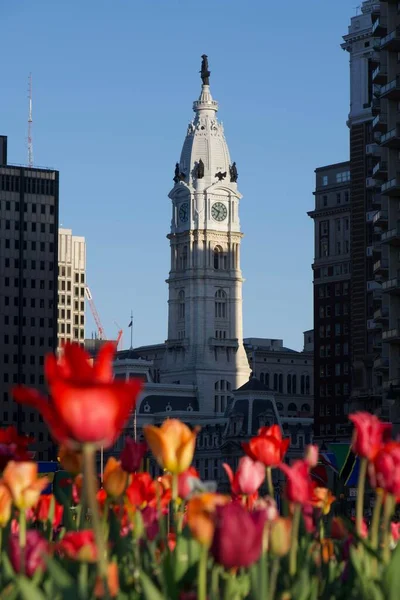 Une Verticale Tour Hôtel Ville Philadelphie Contre Les Fleurs Colorées — Photo