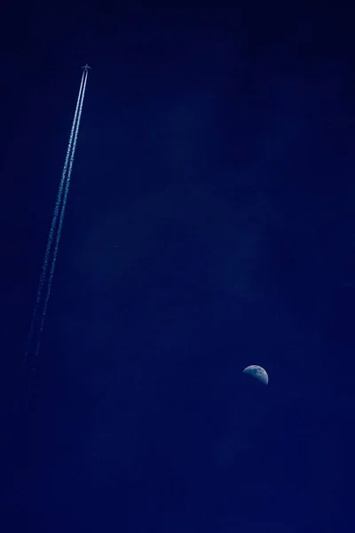 Pionowe Ujęcie Księżyca Samolotem Błękitnym Niebie — Zdjęcie stockowe