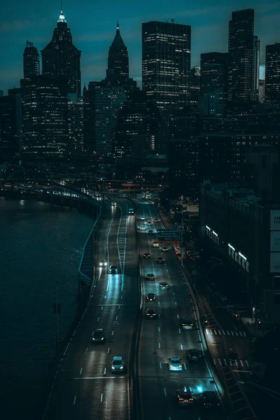 Een Verticaal Shot Van Manhattan Stadsgezicht Met Nachtverlichting Usa — Stockfoto