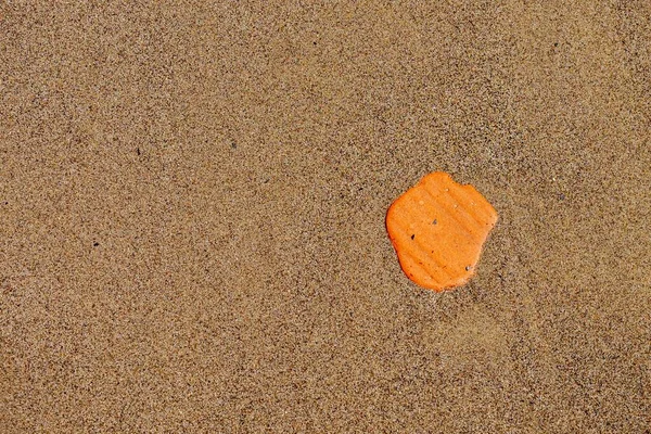 지중해 연안에 침식되어 모래와 파도로 둘러싸인 — 스톡 사진