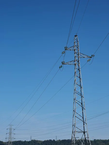 青い空に対する送電塔の垂直ショット — ストック写真