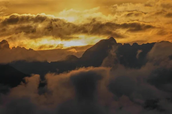 Ein Malerischer Sonnenuntergang Mit Dicken Wolken Und Bergsilhouetten Bei Saint — Stockfoto