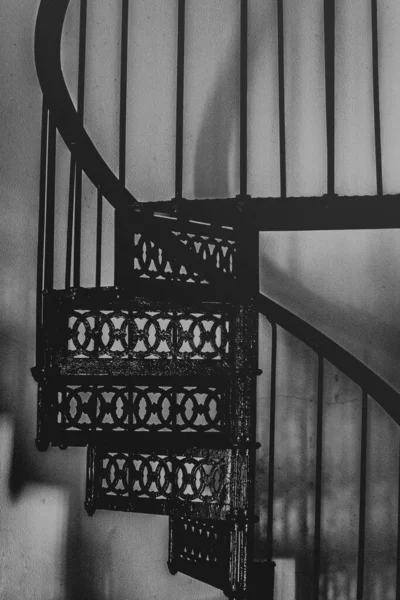 Siyah Beyaz Klasik Çelik Dairesel Bir Merdivenin Dikey Çekimi — Stok fotoğraf