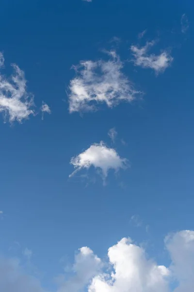 Bulutlu Mavi Gökyüzünün Dikey Görüntüsü — Stok fotoğraf