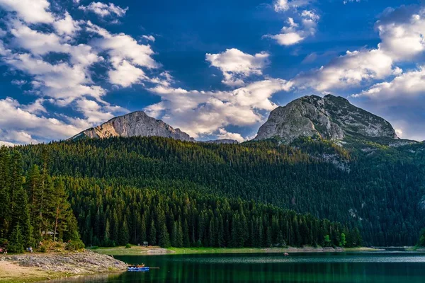 Uma Bela Paisagem Lago Negro Com Monte Durmitor Floresta Fundo — Fotografia de Stock