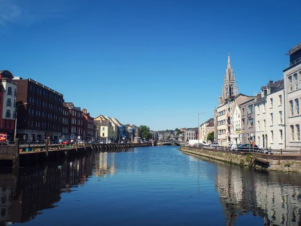 Красивый Вид Здания Вдоль Реки Голубом Фоне Неба Корке Ирландия — стоковое фото