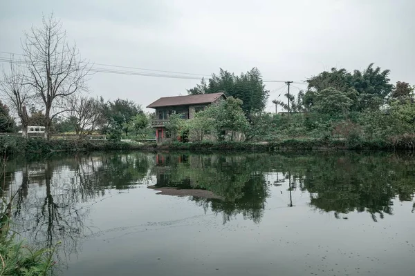 Uma Vista Panorâmica Lago Reflexivo Árvores Com Uma Casa Costa — Fotografia de Stock