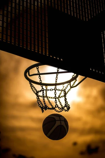 Tiro Silhueta Basquete Passando Por Aro Corrente Com Pôr Sol — Fotografia de Stock