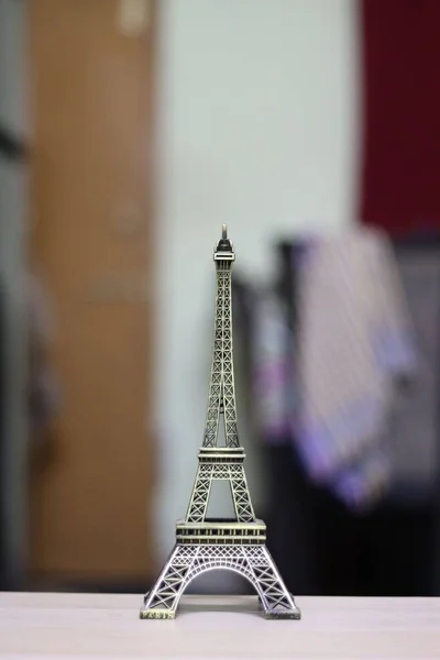 Svislý Záběr Malé Postavy Eiffelovy Věže Stole — Stock fotografie
