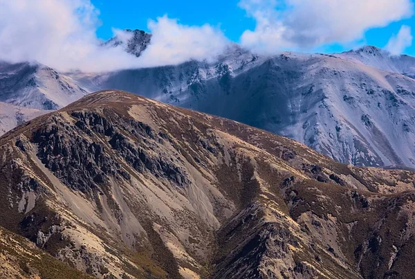 Nuvens Sobre Topo Uma Montanha — Fotografia de Stock