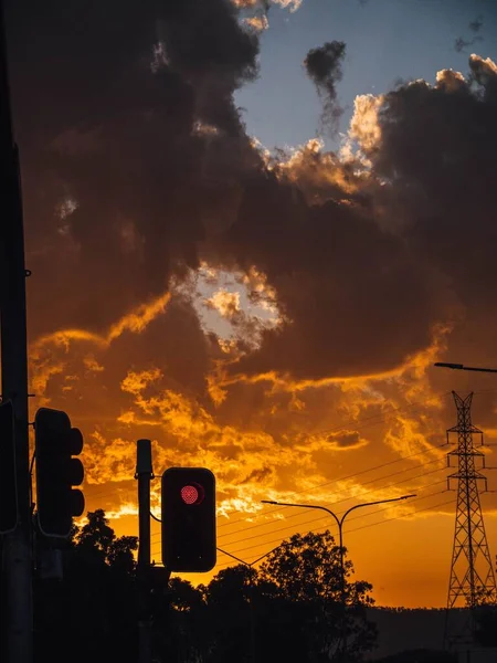 Μια Κάθετη Λήψη Ενός Ζωντανού Πολύχρωμου Ηλιοβασιλέματος Στον Ουρανό Βράδυ — Φωτογραφία Αρχείου