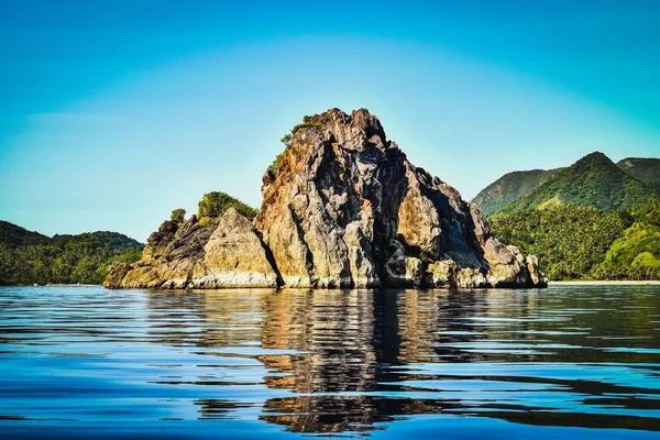 Eine Felsige Insel Inmitten Eines Meeres — Stockfoto