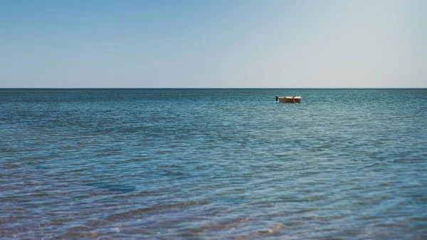 Das Boot Auf Dem Blauen Ozean Unter Blauem Himmel Einem — Stockfoto
