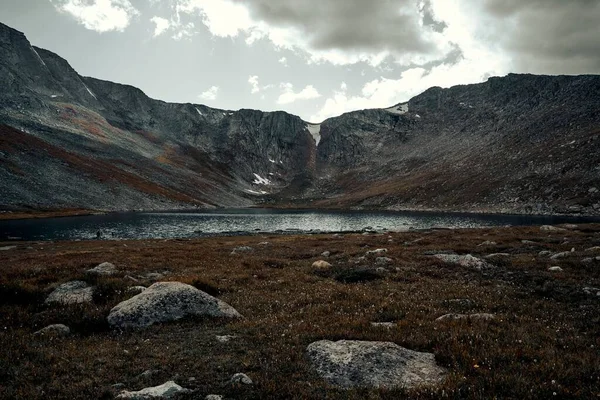 Kayalık Bir Bölgede Güzel Bir Göl Manzarası — Stok fotoğraf