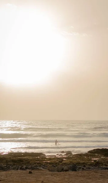 Colpo Verticale Una Spiaggia Soleggiata Con Nuotatore Solitario — Foto Stock