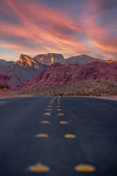 Вертикальный Снимок Red Rock Canyon National Conservation Area Закате Снятый — стоковое фото