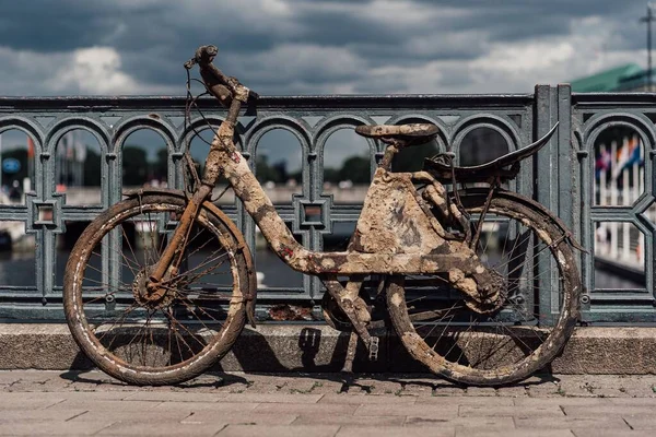 Uma Velha Enferrujada Bicicleta Estacionada Perto Cerca Ponte — Fotografia de Stock