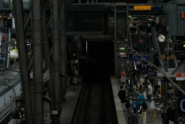 ドイツのハンブルクにある忙しいハンブルクHbf鉄道駅でプラットフォームを待っている乗客 — ストック写真