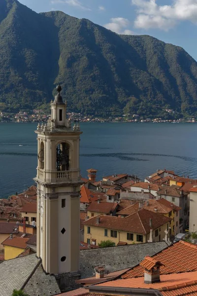 Vertikální Záběr Věže Poblíž Jezera Como Itálii — Stock fotografie