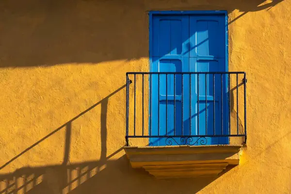 Голубая Деревянная Дверь Балкона Оранжевом Фасаде Дома — стоковое фото
