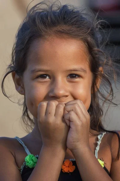 Una Pobre Chica Cubana Comiendo Mango — Foto de Stock