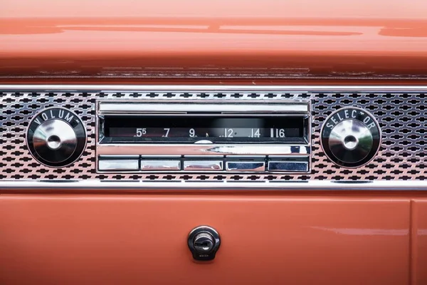 Gros Plan Une Vieille Radio Voiture Rouge Classique Dans Tableau — Photo