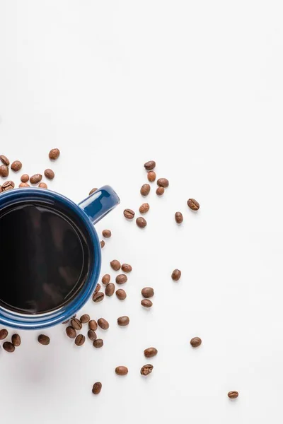 Tiro Vertical Uma Xícara Café Preto Fundo Branco Com Grãos — Fotografia de Stock