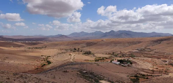 中央に小さなランチョと石の砂漠の丘の空中ビュー — ストック写真