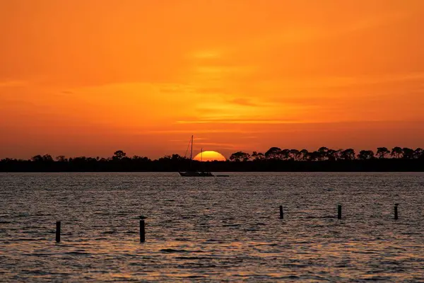 Una Vista Una Puesta Sol Sobre Mar — Foto de Stock