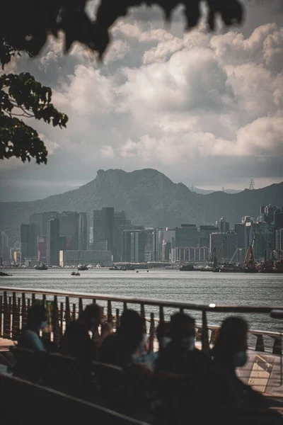Вертикальний Знімок Красивої Скелі Лева Міським Пейзажем Гонконгу — стокове фото